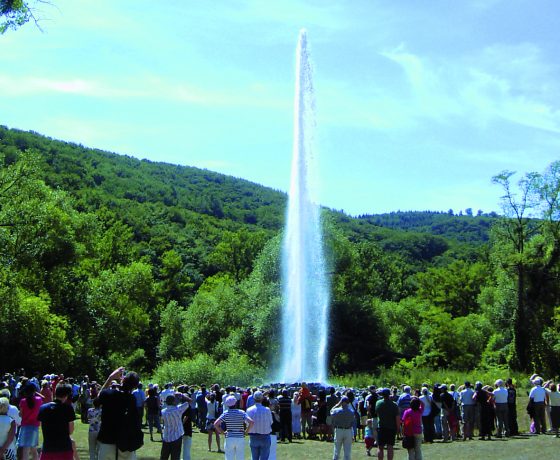 Der Geysir in Andernach mit vielen Menschen die auf die Wasser Fontaine blicken